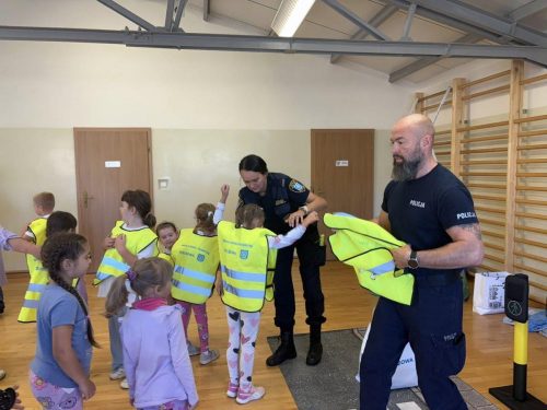 Spotkanie uczniów klas I–IV z funkcjonariuszem Policji i funkcjonariuszką Straży Miejskiej.