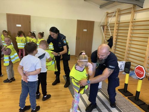 Spotkanie uczniów klas I–IV z funkcjonariuszem Policji i funkcjonariuszką Straży Miejskiej.
