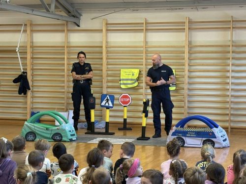 Spotkanie uczniów klas I–IV z funkcjonariuszem Policji i funkcjonariuszką Straży Miejskiej.