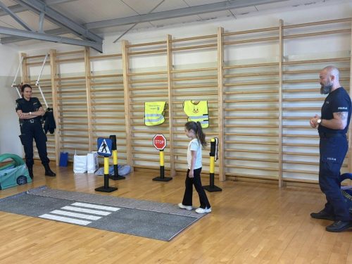 Spotkanie uczniów klas I–IV z funkcjonariuszem Policji i funkcjonariuszką Straży Miejskiej.