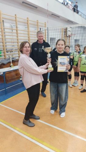 Powiatowe zawody w piłce siatkowej dziewcząt.